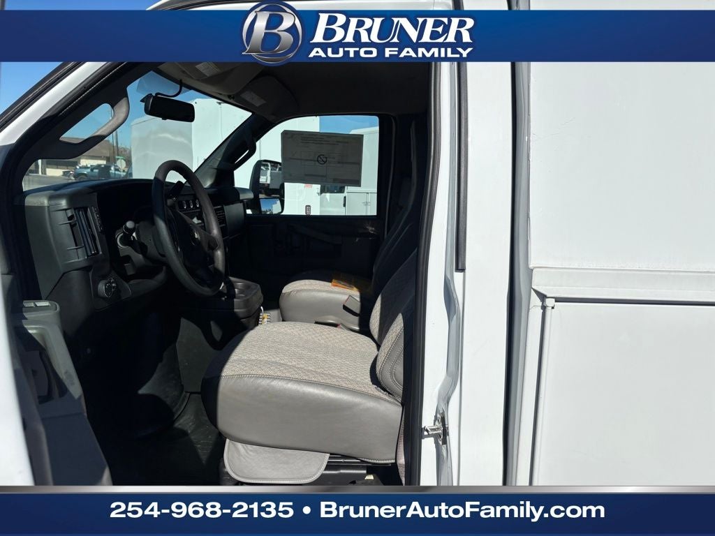 2025 Chevrolet Express Cutaway 3500 1WT
