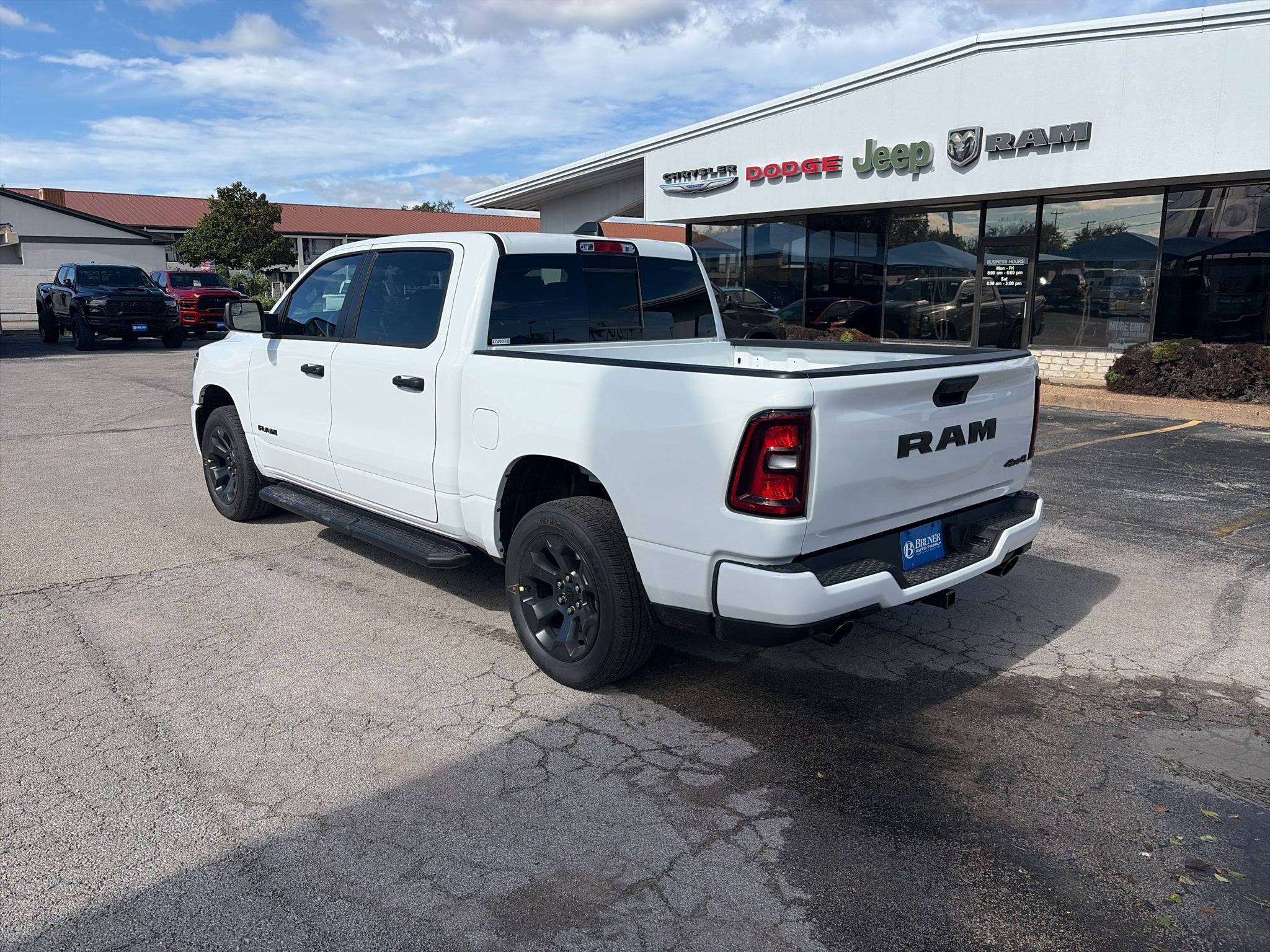 2027 RAM Ram 1500 RAM 1500 EXPRESS CREW CAB 4X4 5'7' BOX