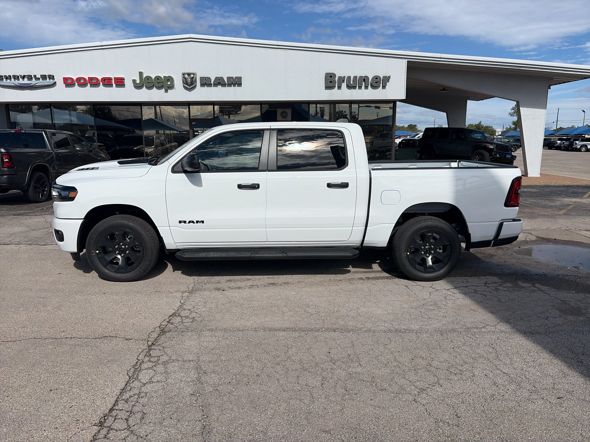 2027 RAM Ram 1500 RAM 1500 EXPRESS CREW CAB 4X4 5'7' BOX